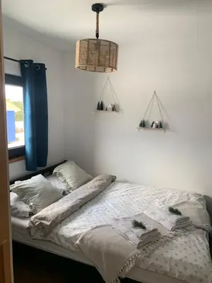 Łóżko lub łóżka w pokoju w obiekcie sKLONowane domki pod Czarną Górą