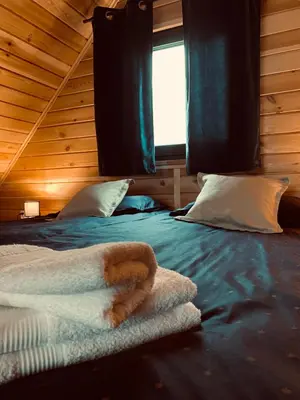 Łóżko lub łóżka w pokoju w obiekcie sKLONowane domki pod Czarną Górą