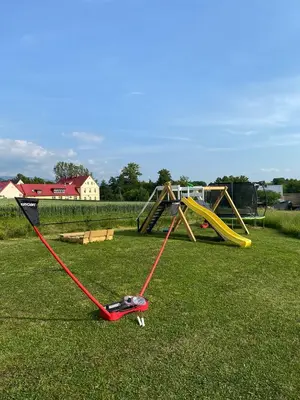 Plac zabaw dla dzieci w obiekcie sKLONowane domki pod Czarną Górą