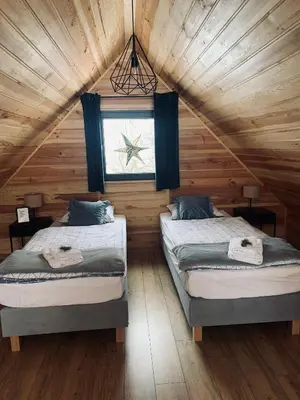 Łóżko lub łóżka w pokoju w obiekcie sKLONowane domki pod Czarną Górą