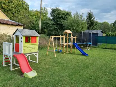 Plac zabaw dla dzieci w obiekcie Domek pod świerkami -Apartament świerkowy IV
