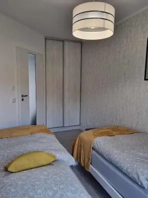 Łóżko lub łóżka w pokoju w obiekcie Domek pod świerkami -Apartament świerkowy IV
