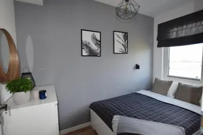 Łóżko lub łóżka w pokoju w obiekcie Apartament West Wrocław / Parking Free