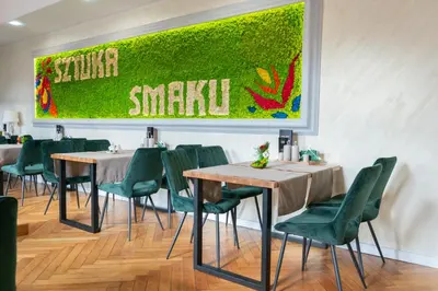 Restauracja lub miejsce do jedzenia w obiekcie Sztuka Smaku - Restauracja i Hotelik