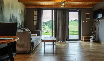 Telewizja i/lub zestaw kina domowego w obiekcie Domki Nad Stawami z Jacuzzi i Sauną 2