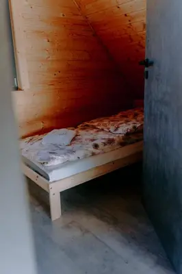 Łóżko lub łóżka w pokoju w obiekcie Domki Nad Stawami z Jacuzzi i Sauną 2