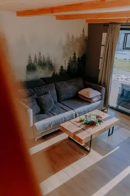 Część wypoczynkowa w obiekcie Domki Nad Stawami z Jacuzzi i Sauną 2