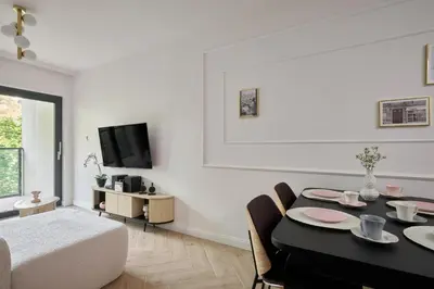 Telewizja i/lub zestaw kina domowego w obiekcie Ogrody Pieniawskie Apartament Paryski