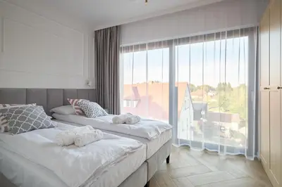 Łóżko lub łóżka w pokoju w obiekcie Ogrody Pieniawskie Apartament Paryski