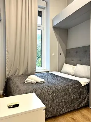 Łóżko lub łóżka w pokoju w obiekcie Plac Św. Macieja Apartment ~ Self Check-In 20h
