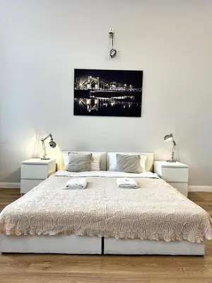 Łóżko lub łóżka w pokoju w obiekcie Plac Św. Macieja Apartment ~ Self Check-In 20h