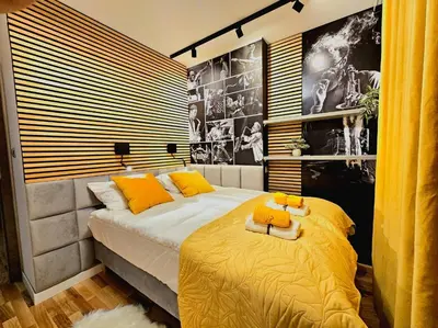 Łóżko lub łóżka w pokoju w obiekcie Eddie's Luxury Apartments