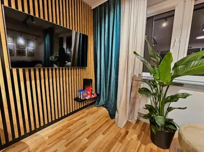 Telewizja i/lub zestaw kina domowego w obiekcie Eddie's Luxury Apartments