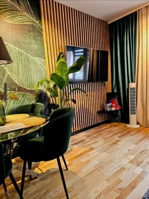 Telewizja i/lub zestaw kina domowego w obiekcie Eddie's Luxury Apartments
