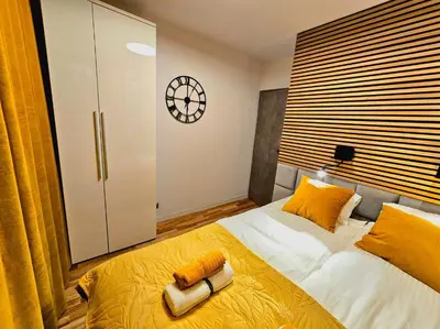 Łóżko lub łóżka w pokoju w obiekcie Eddie's Luxury Apartments