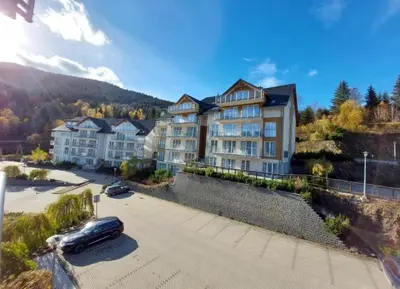 Widok na góry z tego aparthotelu