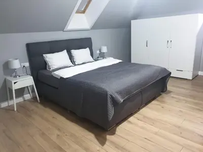 Łóżko lub łóżka w pokoju w obiekcie ApartHenryk1