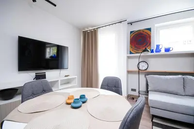 Telewizja i/lub zestaw kina domowego w obiekcie Rynek Wrocław Comfort Apartment by BookingHost