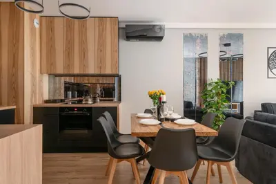 Część wypoczynkowa w obiekcie Jesionowe Apartamenty Ashwood Apartments Widok na Odrę 1,4 km od Rynku Parking Podziemny w Cenie Klimatyzacja Sauna w 1 Apt River Oder view 1,4 km Market Square Underground parking Balcony Air conditioning