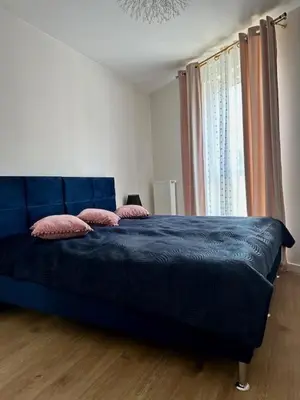Łóżko lub łóżka w pokoju w obiekcie Apartamenty na Długiej