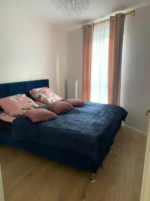 Łóżko lub łóżka w pokoju w obiekcie Apartamenty na Długiej