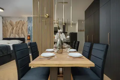 Część wypoczynkowa w obiekcie Black and Beige Apartment with Balcony and Parking in Wrocław by Noclegi Renters