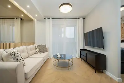 Telewizja i/lub zestaw kina domowego w obiekcie Black and Beige Apartment with Balcony and Parking in Wrocław by Noclegi Renters