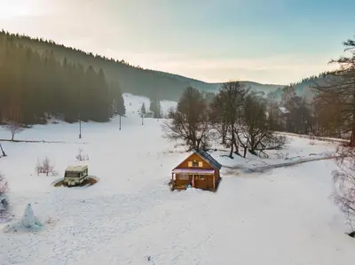 Obiekt Drewniany domek pod masywem Śnieżnika zimą