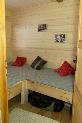 Łóżko lub łóżka w pokoju w obiekcie Drewniany domek pod masywem Śnieżnika