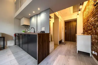 Kuchnia lub aneks kuchenny w obiekcie Loft Studio with Mezzanine by BookingHost
