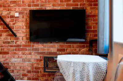 Telewizja i/lub zestaw kina domowego w obiekcie Loft Studio with Mezzanine by BookingHost