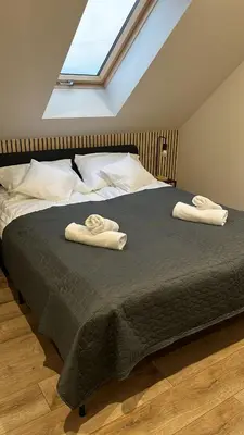 Łóżko lub łóżka w pokoju w obiekcie All Season Klimat - Dom przy szlaku z prywatnym tarasem i widokiem na Góry Orlickie - Sudety Sauna&Jacuzzi, Skalne Miasto, 4km do Zieleniec SKI Arena