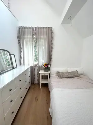 Łóżko lub łóżka w pokoju w obiekcie Dom z widokiem na góry stołowe i dużym ogrodem
