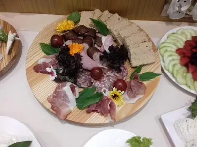 Jedzenie w pensjonacie lub w pobliżu