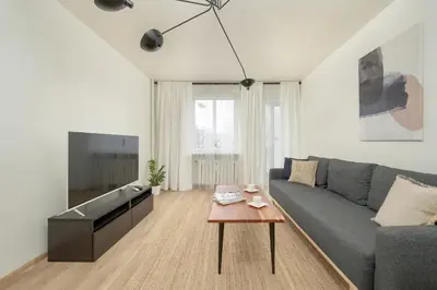 Telewizja i/lub zestaw kina domowego w obiekcie Charming Apartment Trzebnicka by Noclegi Renters