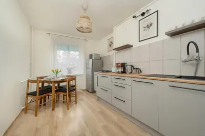 Kuchnia lub aneks kuchenny w obiekcie Charming Apartment Trzebnicka by Noclegi Renters