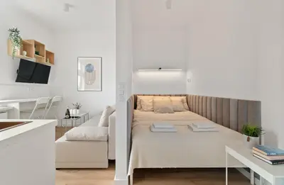 Łóżko lub łóżka w pokoju w obiekcie COMFISTAY Ozimska 55 - City Access and Free Parking