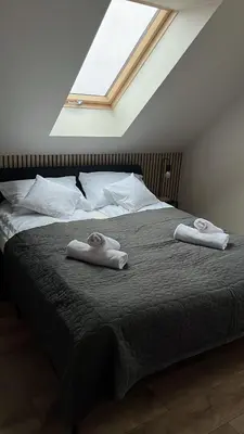 Łóżko lub łóżka w pokoju w obiekcie All Season Lasówka - Klimat - Willa 10 osobowa z widokiem na góry, Sauna opalana drewnem, Jacuzzi 4km do Zieleniec SKI Arena