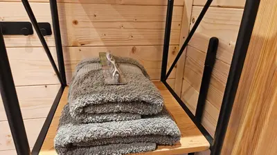 Łóżko lub łóżka w pokoju w obiekcie Domek Madzi - Misiowa Polanka - domek z możliwością dodatkowego wynajęcia sauny