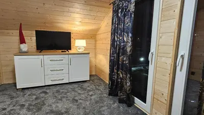 Telewizja i/lub zestaw kina domowego w obiekcie Domek Madzi - Misiowa Polanka - domek z możliwością dodatkowego wynajęcia sauny