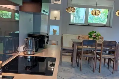 Kuchnia lub aneks kuchenny w obiekcie Spacious apartment in green district.
