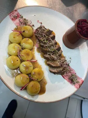 Jedzenie w pensjonacie lub w pobliżu