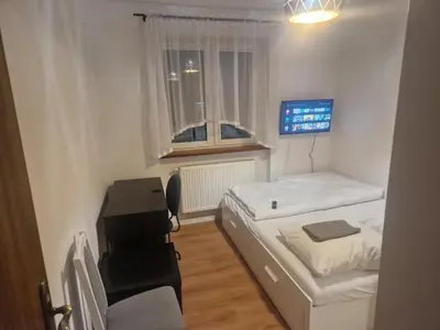 Łóżko lub łóżka w pokoju w obiekcie Noclegi Budomas Budget Wrocław-Szymanów FreeParking SmartTv