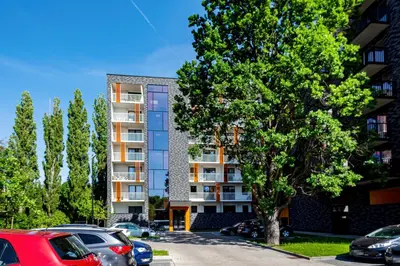 Budynek, w którym mieści się apartament