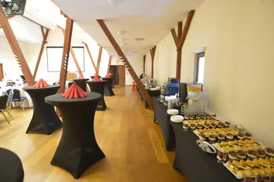 Restauracja lub miejsce do jedzenia w obiekcie Centrum Edukacyjno-Rozwojowe Wrocław Pawłowice - bezpłatny parking