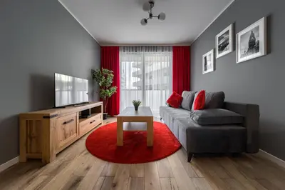 Telewizja i/lub zestaw kina domowego w obiekcie Central Park Red Apartment by BookingHost