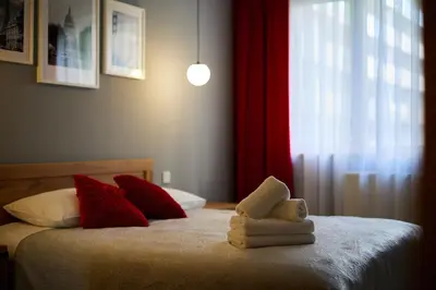 Łóżko lub łóżka w pokoju w obiekcie Central Park Red Apartment by BookingHost