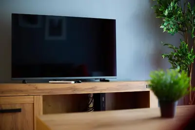 Telewizja i/lub zestaw kina domowego w obiekcie Central Park Red Apartment by BookingHost