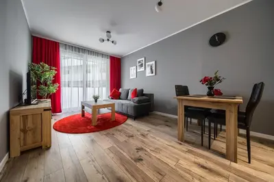 Część wypoczynkowa w obiekcie Central Park Red Apartment by BookingHost