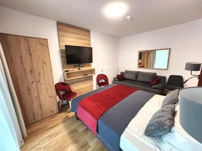 Telewizja i/lub zestaw kina domowego w obiekcie Apartment Premium Atal City Square-Free Parking Space In The Garage